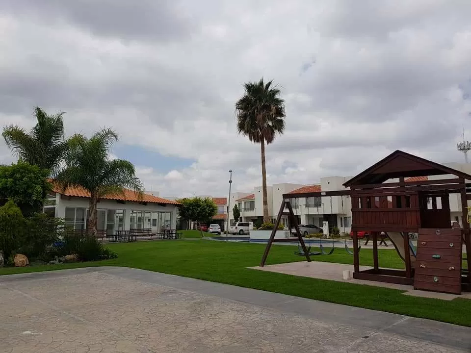 RENTA CASA PUERTA DE PIEDR